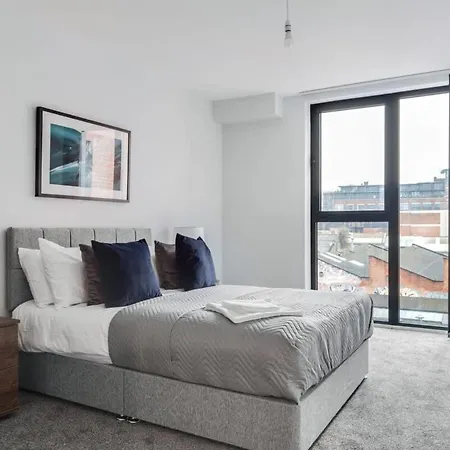 Stunning 2 Bed Flat Apartment *